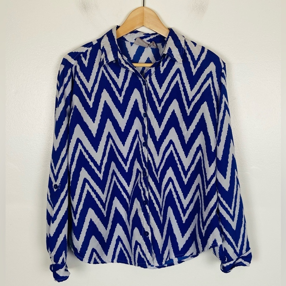 Chico's Roll Tab Sleeves Button Down Shirt Size 1 Purple White Chevron Zig Zag